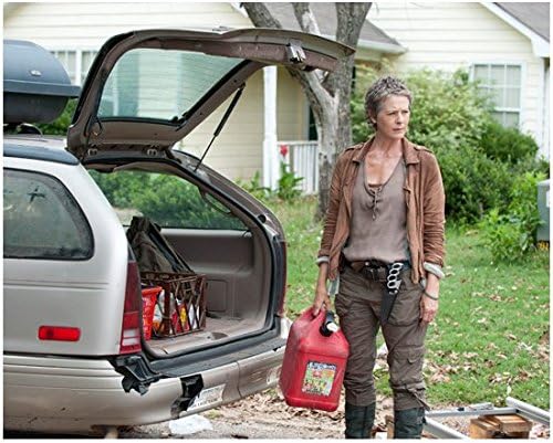 Ходещи мъртъвци Мелиса Макбрайд, в ролята на Карол, държаща газов спрей с колата, Снимка с размери 8 х 10 см