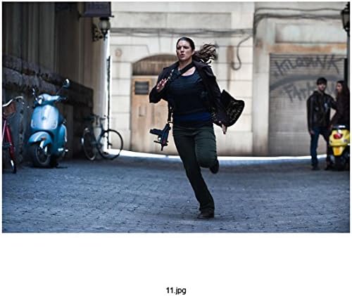 Луда Джина Карано в ролята на Малъри Кейн, бягаща с пистолет, Снимка с размери 8 х 10 см